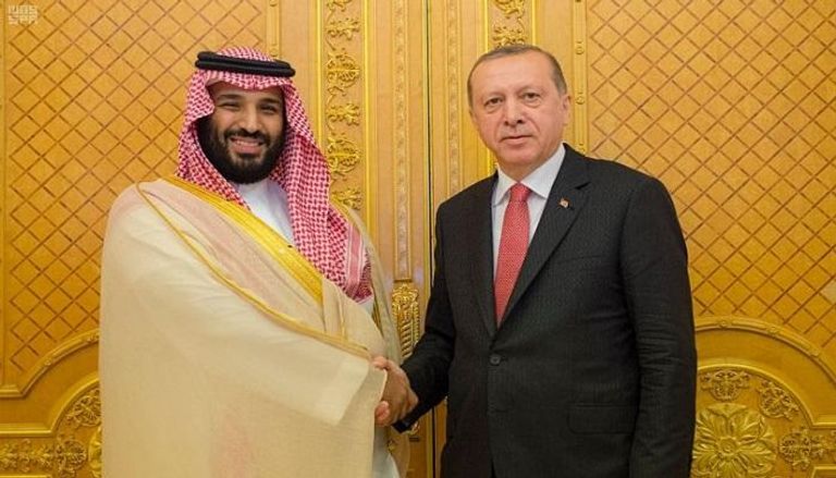 الأمير محمد بن سلمان يصافح الرئيس التركي