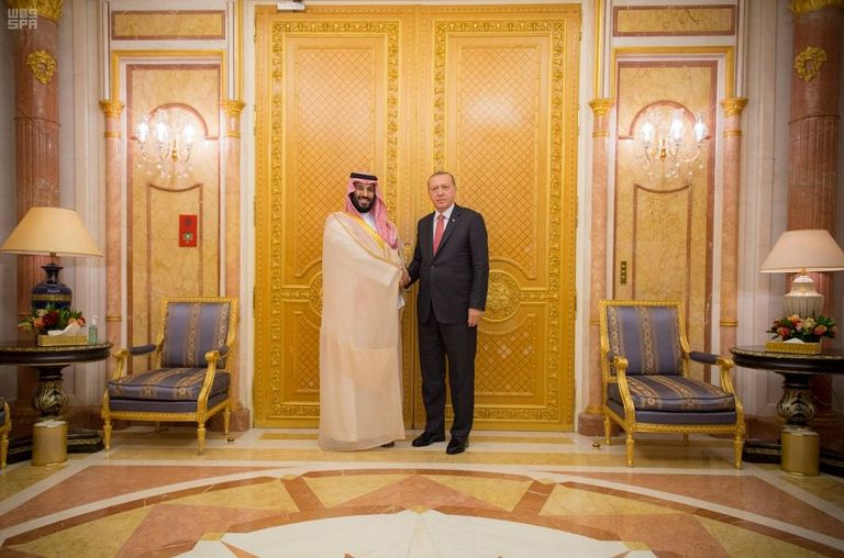 الأمير محمد بن سلمان يصافح الرئيس التركي