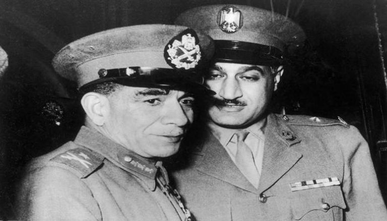 اللواء محمد نجيب بجانبه الزعيم الراحل جمال عبدالناصر