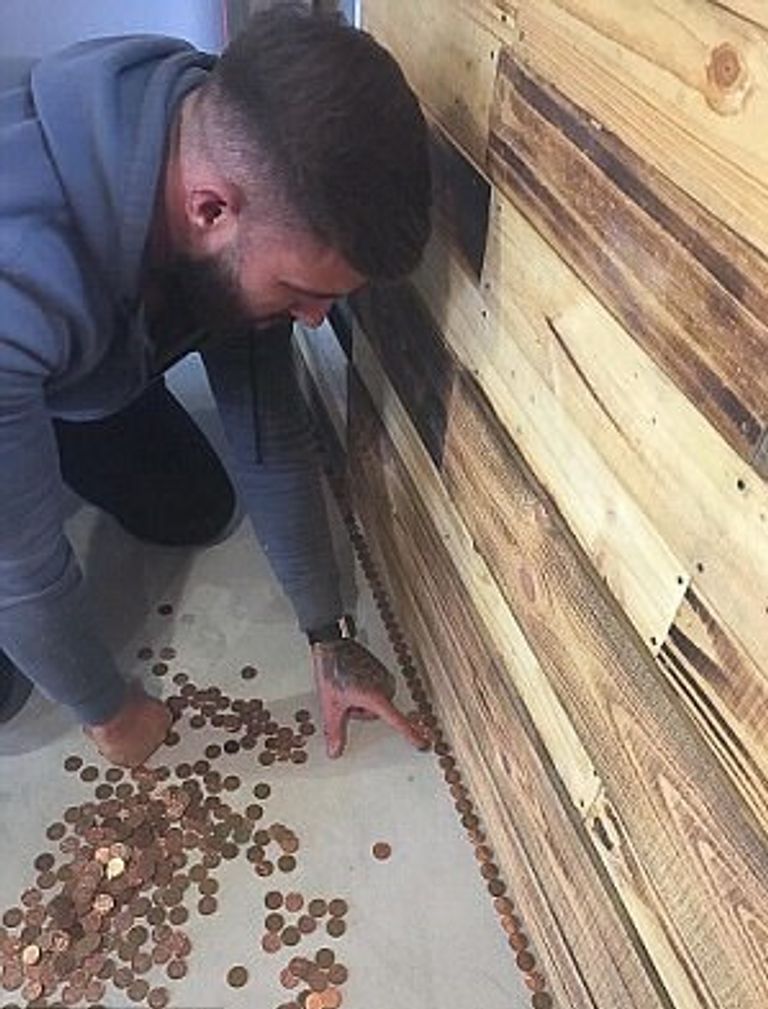 الأرضية بأكملها مغطاة بالعملات المعدنية