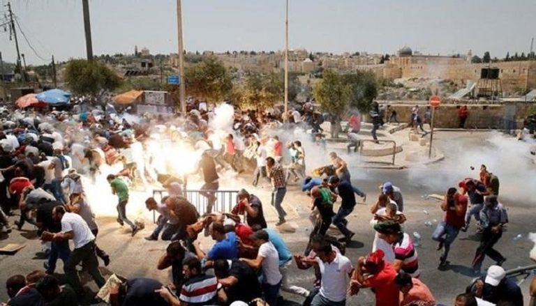 محتجون فلسطينيون في القدس يتعرضون لإطلاق غاز مسيل للدموع الجمعة الماضي