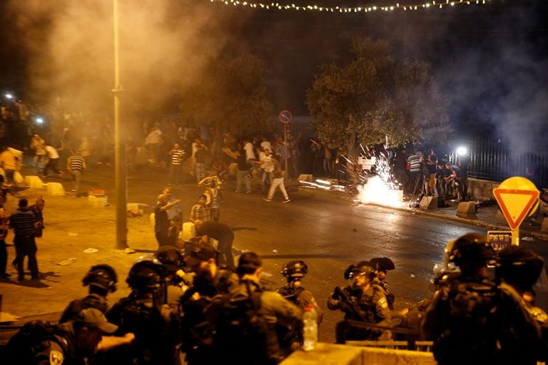 جنود الاحتلال يفرقون المصلين بالقوة- أ.ف.ب