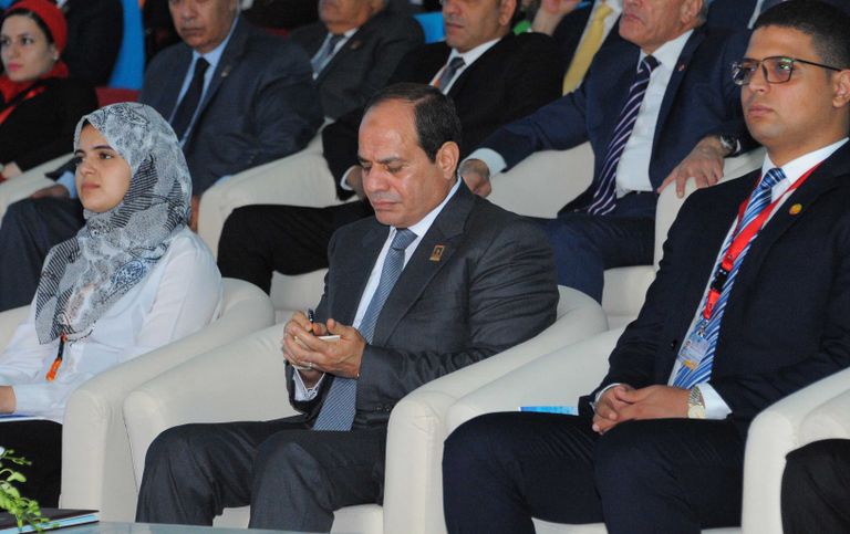 السيسي وبجواره الطالبة مريم فتح الباب