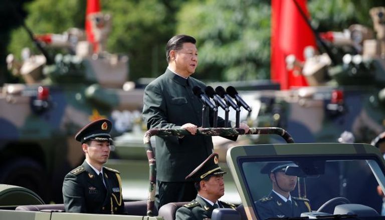 رئيس الصين مع جانب من الجيش الصيني