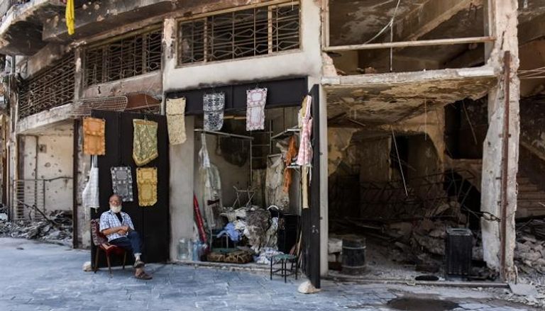 سوري يجلس أمام منزله المدمر في إدلب - أ. ف. ب