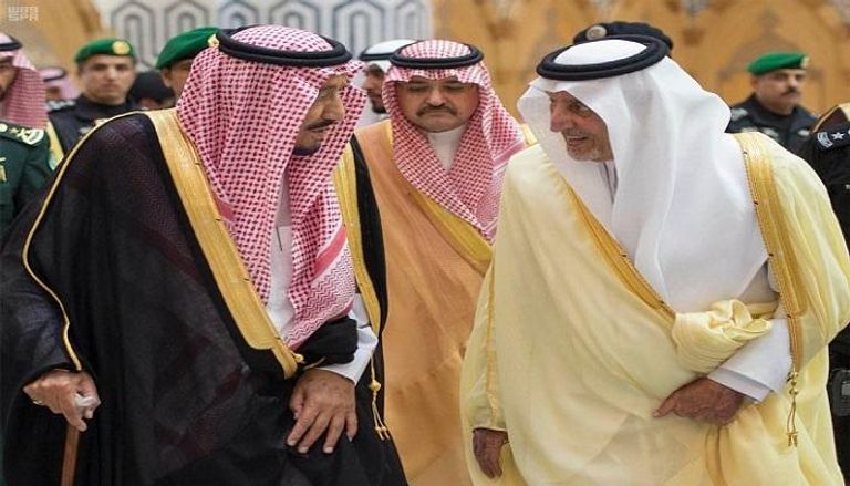العاهل السعودي الملك سلمان بن عبدالعزيز آل سعود برفقة مستشاره