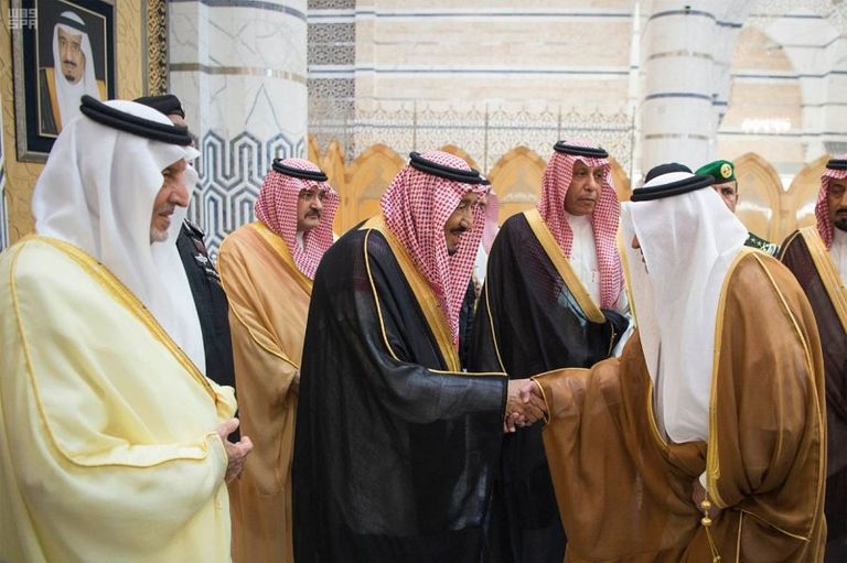 العاهل السعودي الملك سلمان بن عبدالعزيز آل سعود برفقة مستشاره