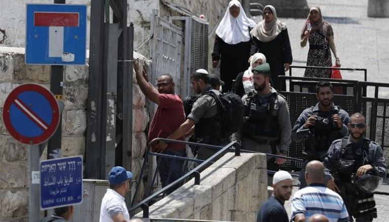 فلسطيني يخضع للتفتيش من جانب شرطة الاحتلال - أ. ف. ب
