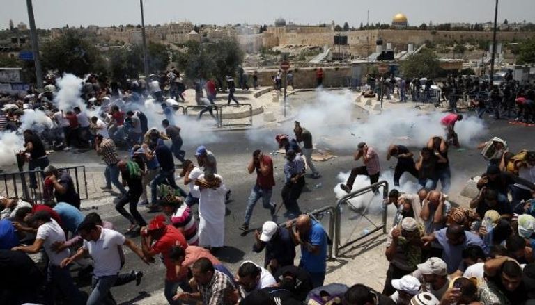 فلسطينيون يصلون أمام باب الأسباط رفضا للبوابات الإسرائيلية