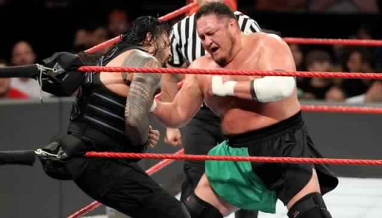 برون سترومان يعتدي على رومان رينز وساموا جو