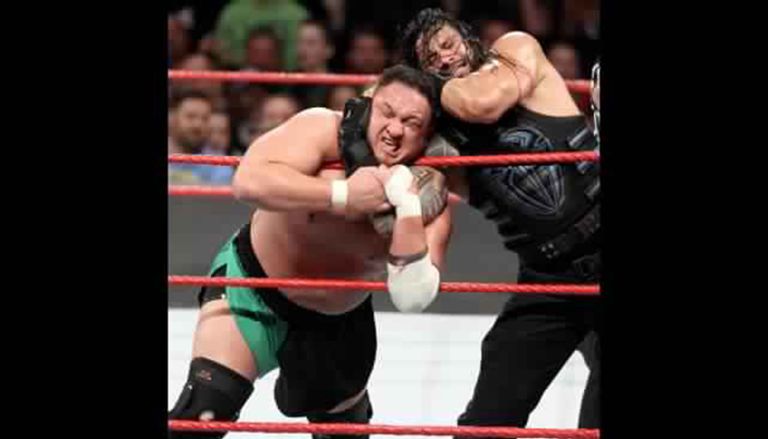 برون سترومان يعتدي على رومان رينز وساموا جو