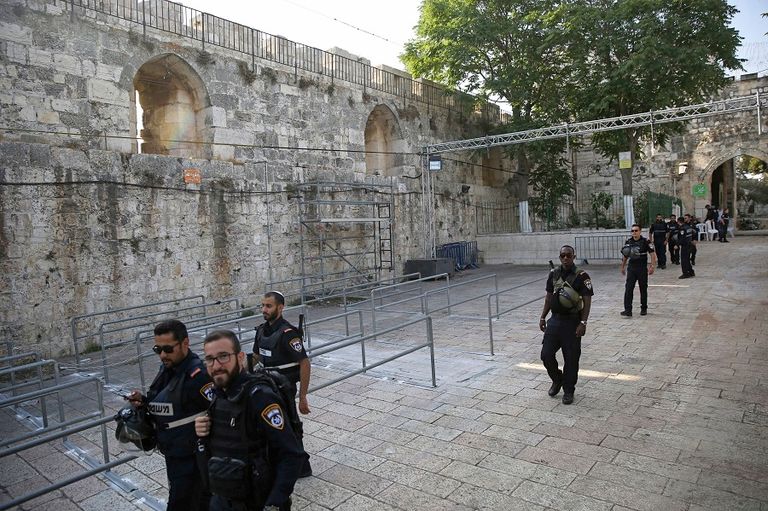 جانب من إزالة البوابات