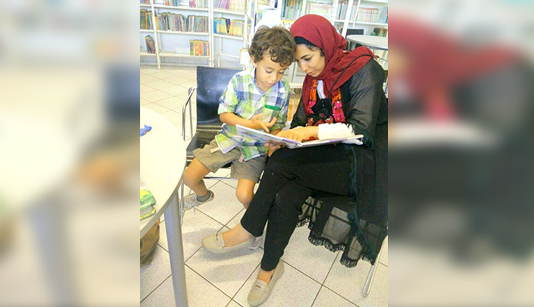 الكاتبة مي عبدالهادي تسجل حكاياتها