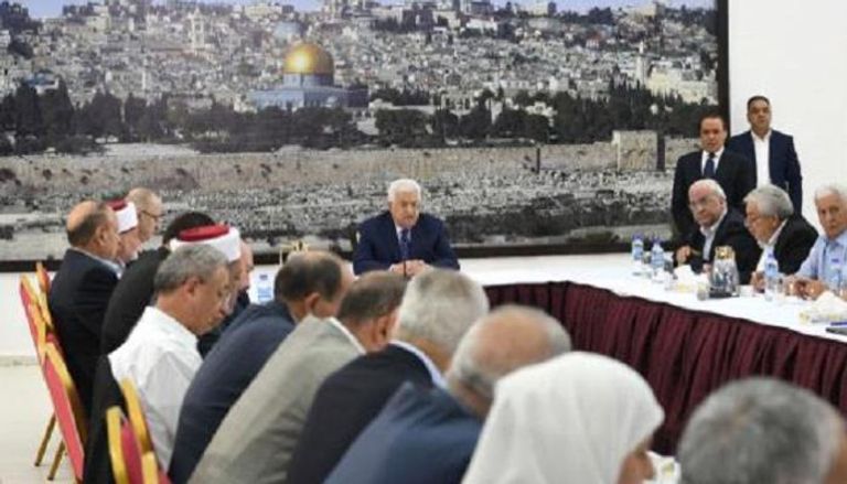  محمود عباس أثناء اجتماع القيادة الفلسطينية