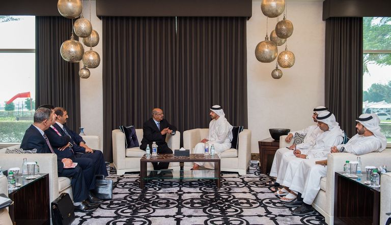 الشيخ عبدالله بن زايد آل نهيان يصافح وزير الشؤون الخارجية الجزائري