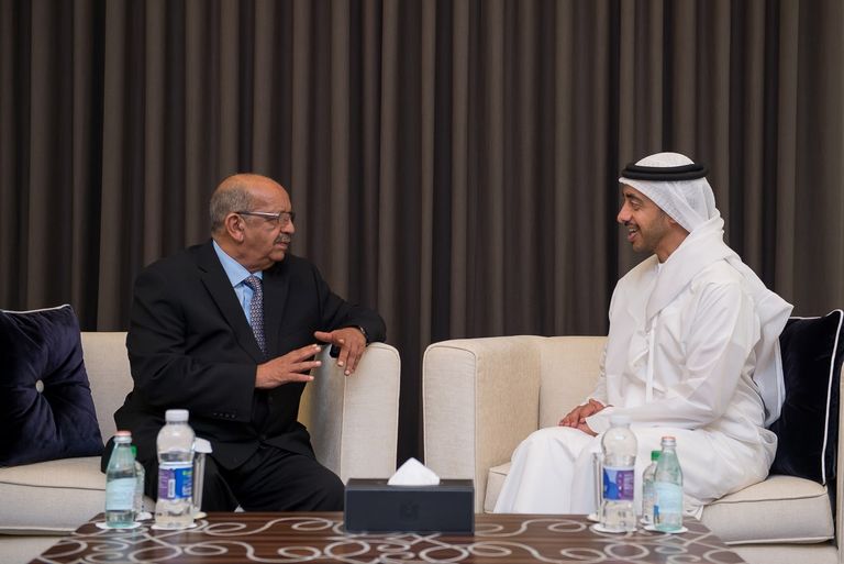 الشيخ عبدالله بن زايد آل نهيان يصافح وزير الشؤون الخارجية الجزائري