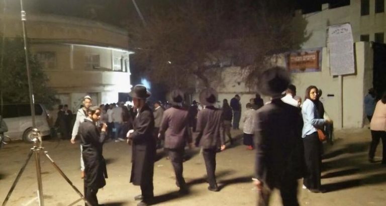 مستوطنون يحتلون منزلا فلسطينيا في الخليل