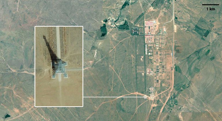 نموذج لبرج إيفل الفرنسي في قاعدة تشوريخه أكبر قاعدة تدريب عسكري في الجيش الصيني