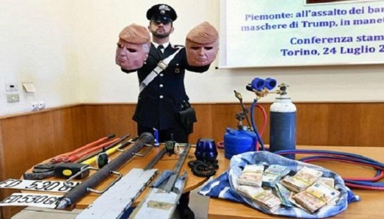 الشرطة الإيطالية تستعرض الأقنعة