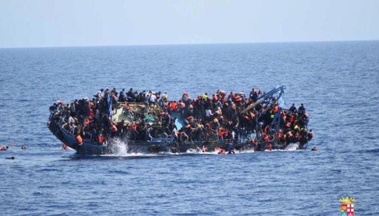 مهاجرون على متن قارب يوشك على الغرق