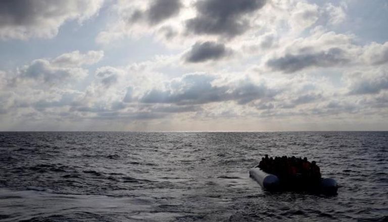 مهاجرون في قارب بالبحر المتوسط