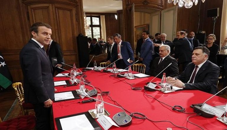 ماكرون خلال اجتماعه مع حفتر والسراج