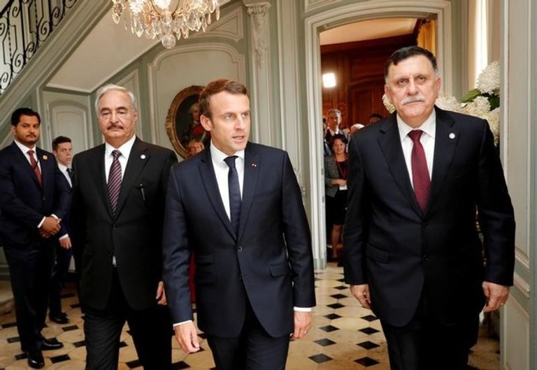 ماكرون خلال اجتماعه مع حفتر والسراج