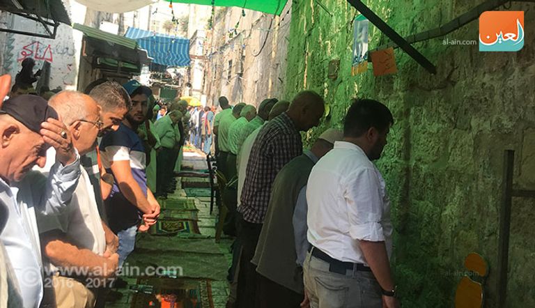 الصلاة لم تنقطع في محيط الأقصى رغم التشديدات الأمنية
