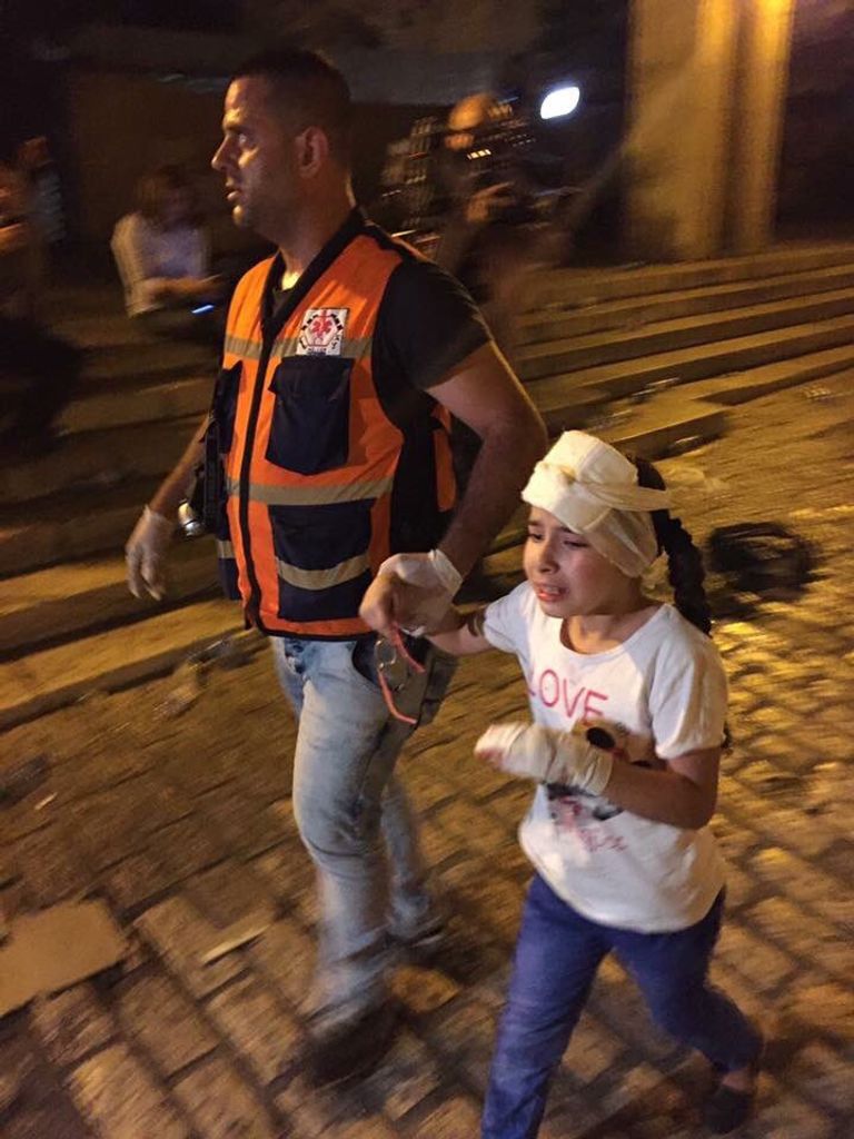 مصلون أمام أحد أبواب الأقصى