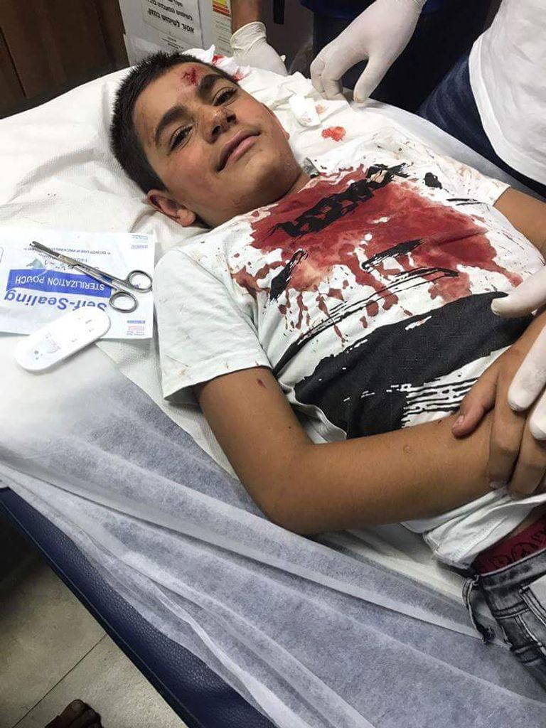 مصلون أمام أحد أبواب الأقصى