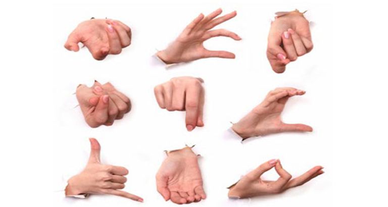 تقدم الورشة عائشة الشماس، خبيرة لغة الإشارة للصم