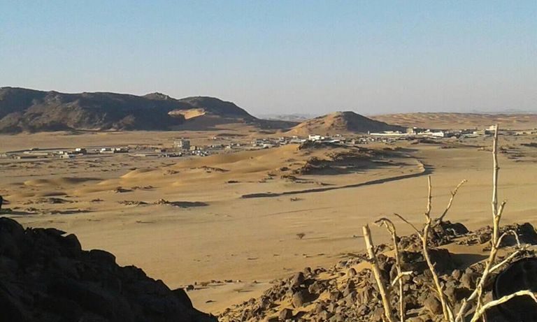 لافتة توضح اتجاهات السير من وإلى صعدة 