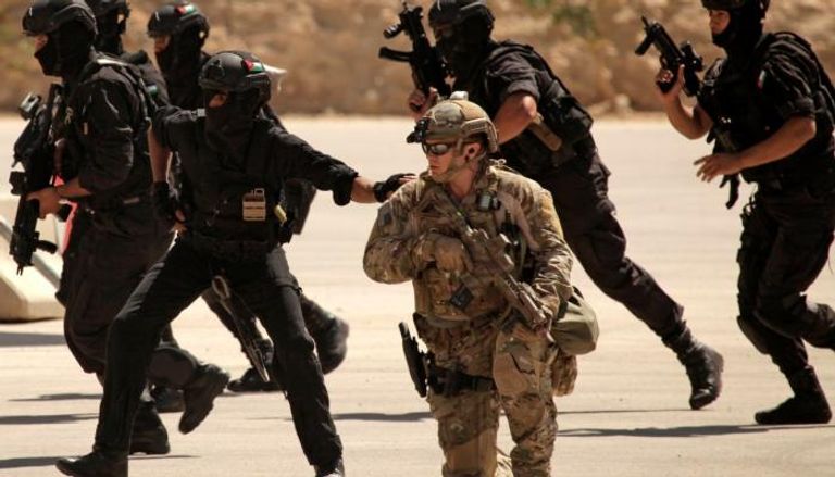 جندي أمريكي مع القوات الأردنية خلال تدريب مشترك (موقع مليتيري دوت كوم)