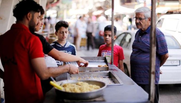 سوري يبيع الفلافل في دمشق - رويترز