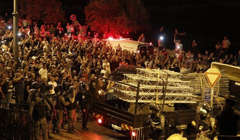 الفلسطينيون يحتفلون خلال إزالة إسرائيل للمسارات الحديدية