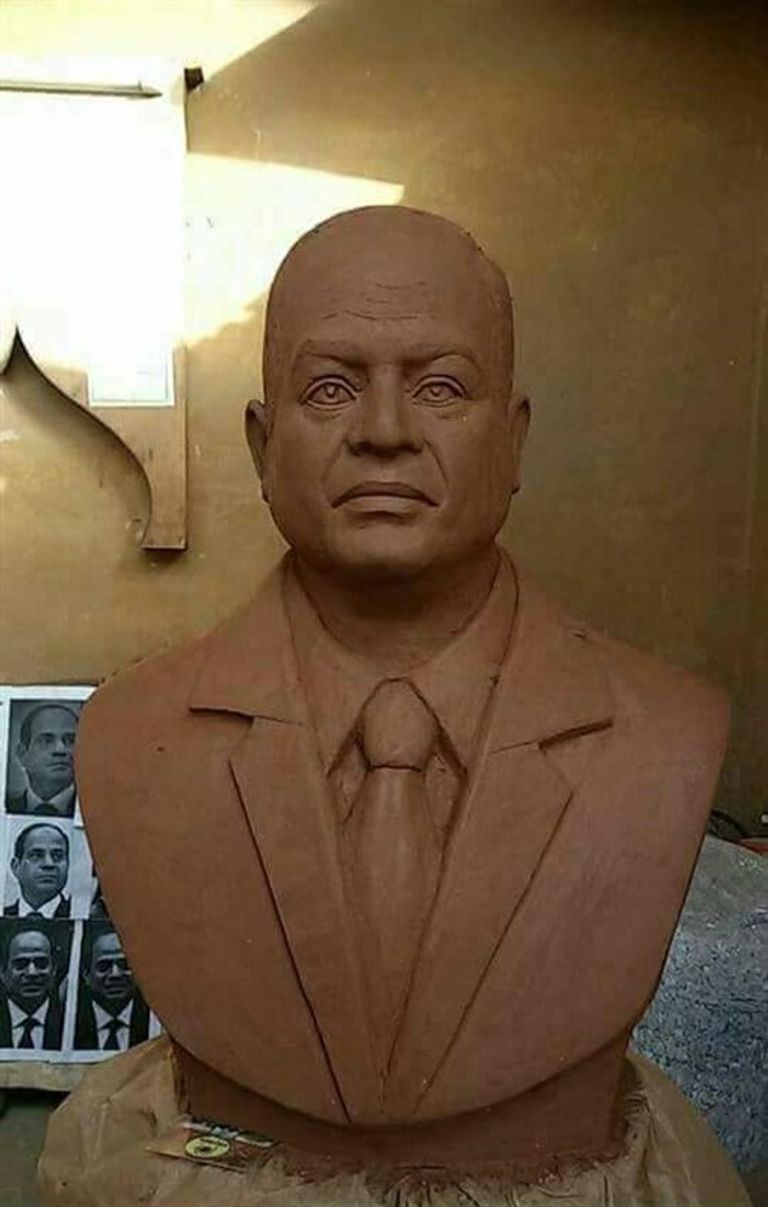 الفنانة الشابة مع تمثال السيسي