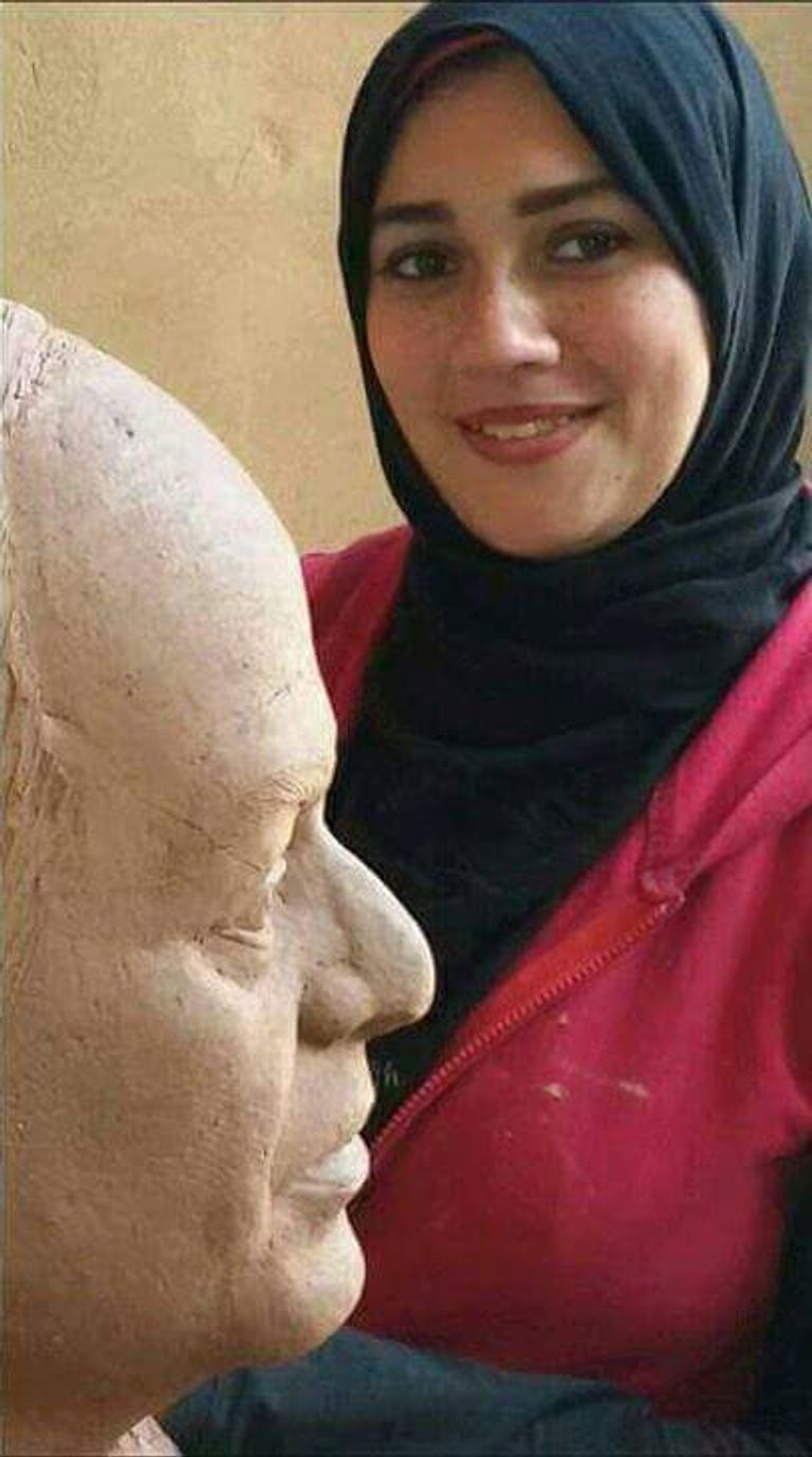 الفنانة الشابة مع تمثال السيسي