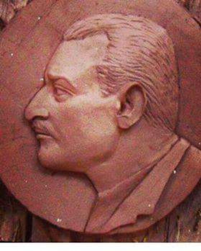 الفنانة الشابة مع تمثال السيسي