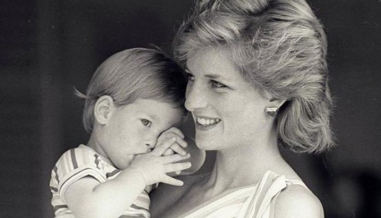 الأميرة الراحلة ديانا مع ابنها هاري