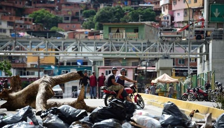 المعارضة الفنزويلية أغلقت الشوارع بالقمامة والحجارة - أ. ف. ب