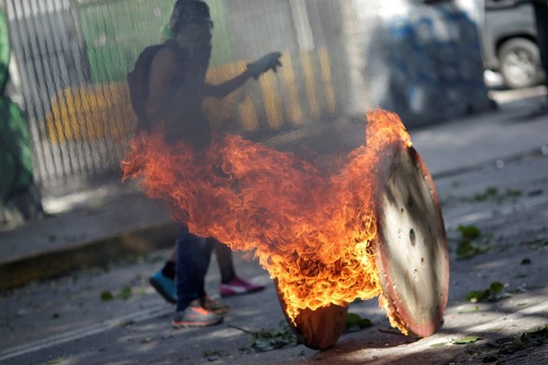 المعارضة الفنزويلية أغلقت الشوارع بالقمامة والحجارة - أ. ف. ب