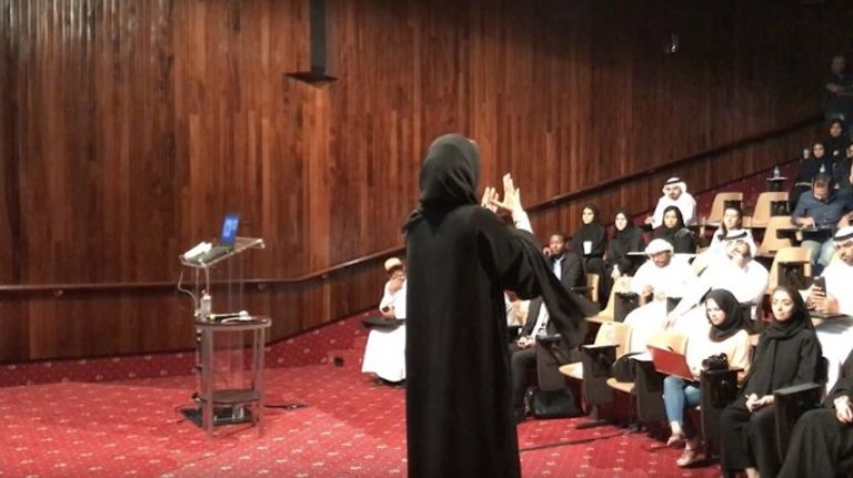 هناك لغة إشارة عربية وفرنسية وبريطانية، ولكن الأمريكية أكثر انتشارا