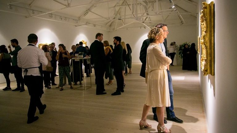 أقيم المعرض تحت عنوان "رسائل حب وسلام بحبر وورق"