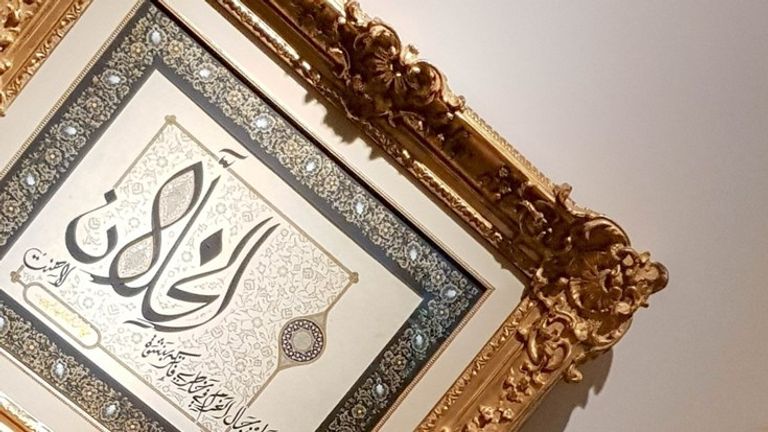 أقيم المعرض تحت عنوان "رسائل حب وسلام بحبر وورق"