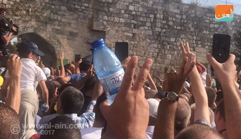 فلسطينيون يصلون في الأقصى