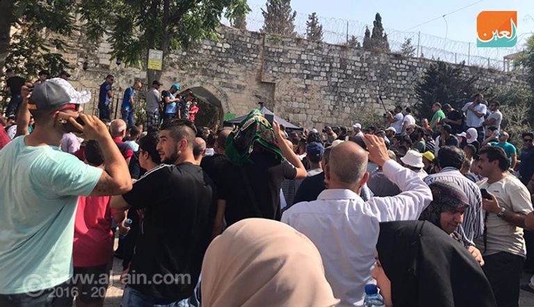 فلسطينيون يصلون في الأقصى