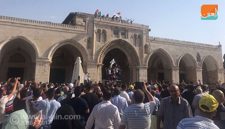 فلسطينيون يصلون في الأقصى