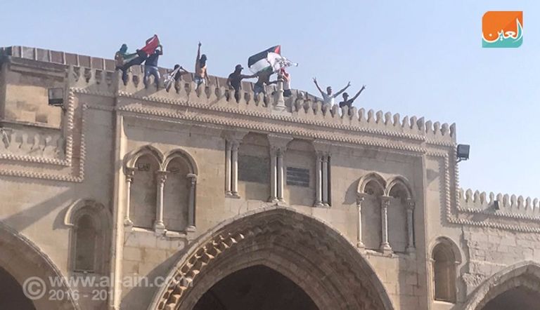 فلسطينيون يصلون في الأقصى