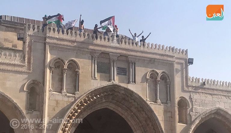 فلسطينيون يصلون في الأقصى