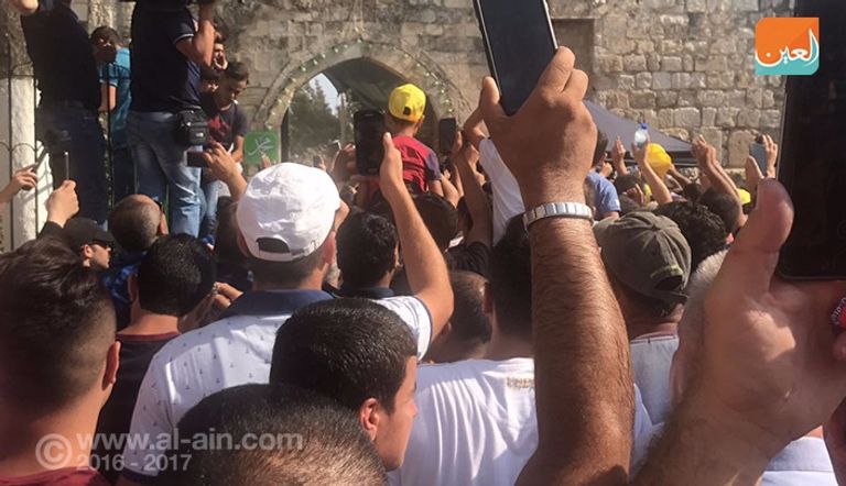 فلسطيني يرفع علامة النصر بعد الصلاة في الأقصى - أ. ف. ب